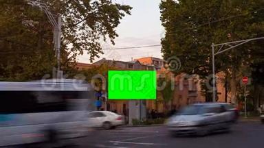 延时录像。 广告广告牌，绿色屏幕，在秋天的城市景观中心，模糊的步行
